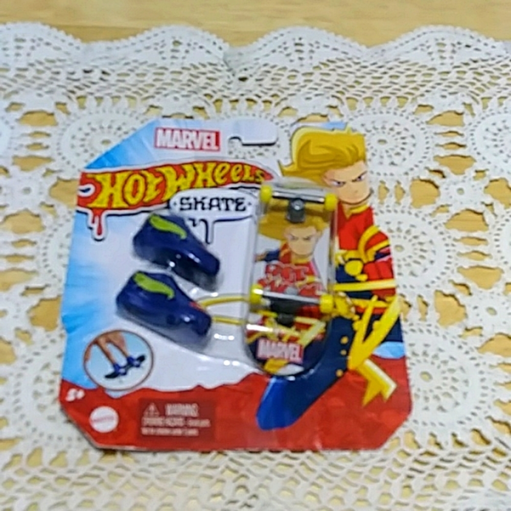 Hot Wheels Marvel Skate Captain Marvel. Mattel Shoes Finger board